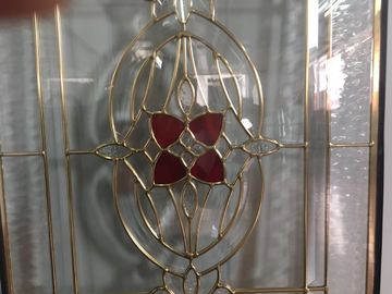 La puerta de cristal biselada clara artesona diversa forma termal del aislamiento sano