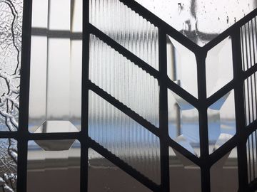 El vidrio decorativo arquitectónico de la puerta de Inteiror, limpia los paneles de cristal biselados de la puerta